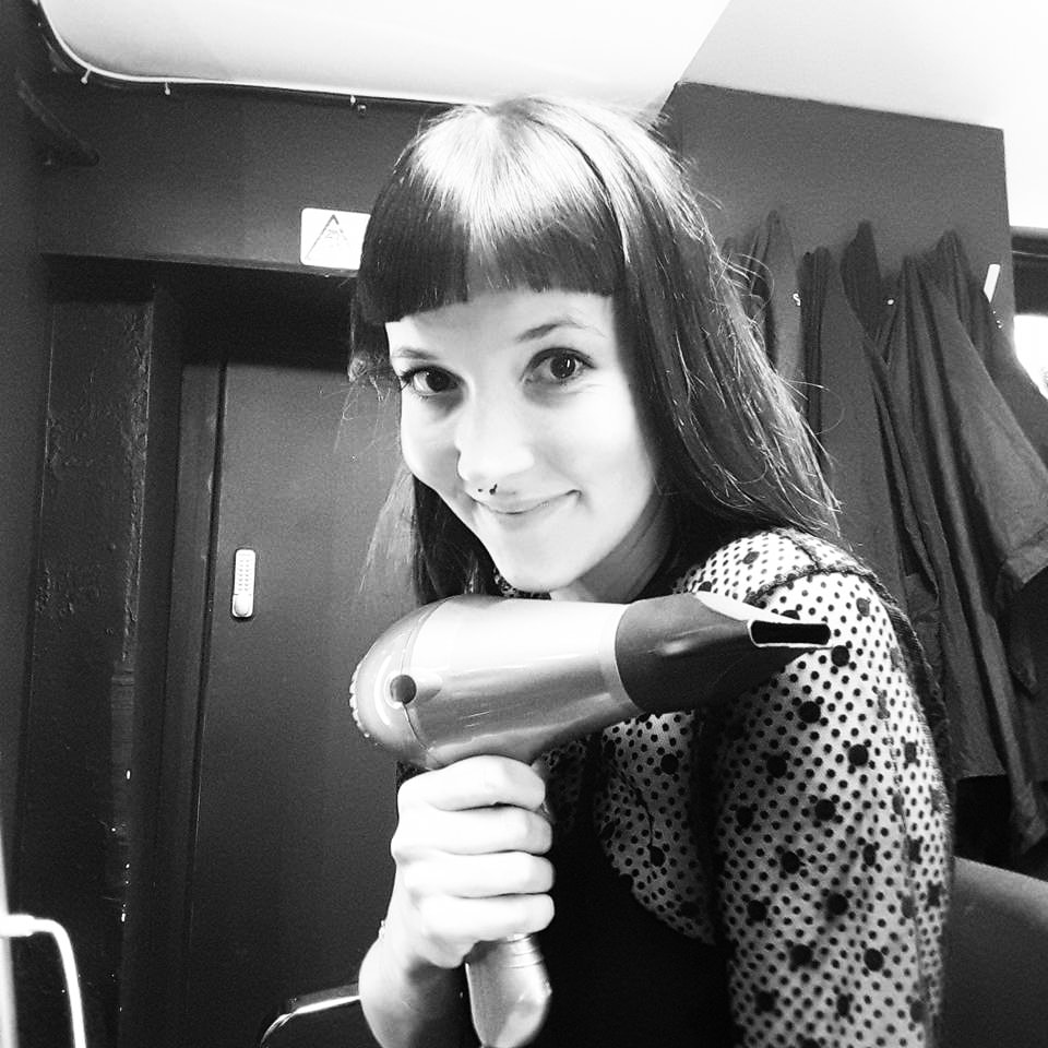 Frau Schneider, Friseurin in Wien, mit Föhn