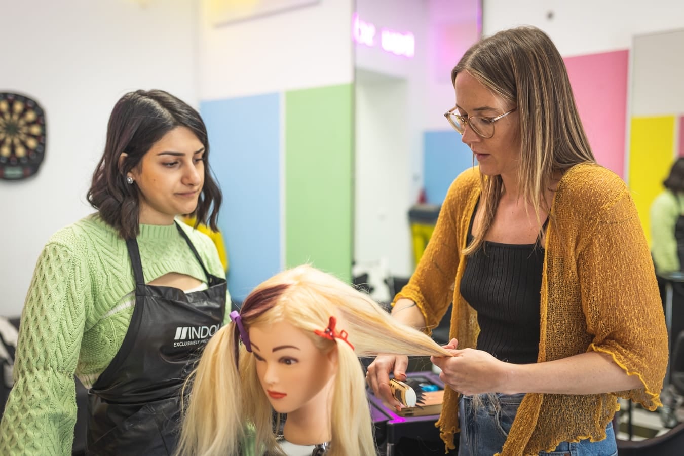 Balayage Seminar Kurs in Wien Badass-Kurs mit Frau Schneider